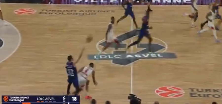 Κι όμως αυτό μπήκε! Ο Ντε Κολό έβαλε το καλάθι της χρονιάς! (video)