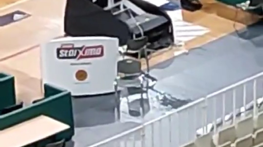 Μικρές «λίμνες» στα... κλειστά γυμναστήρια του ΟΑΚΑ λόγω βροχής! (video)