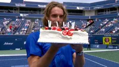 Στέφανος Τσιτσιπάς: Πρώτα νίκη, μετά τούρτα και ένα ολόκληρο γήπεδο να του εύχεται «χρόνια πολλά»