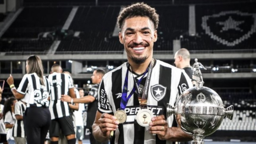 «Εξετάζει» τον στόπερ της Λυών ο Ολυμπιακός – Αυτό το ποσό ζητούν οι Γάλλοι!