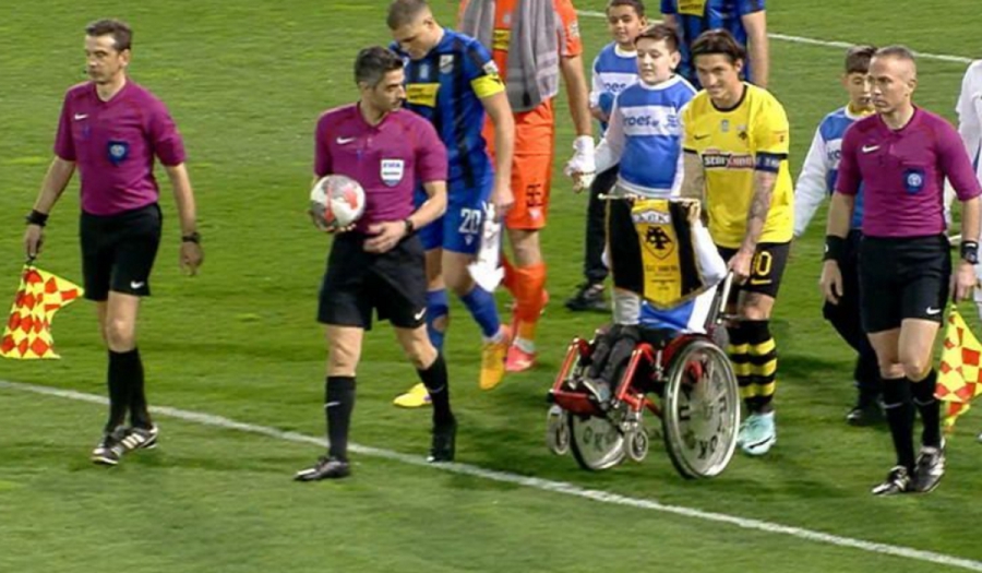 Συγκίνηση: Με λάβαρο της ΑΕΚ, ο μικρός Γιάννης συνοδεύτηκε από τον Τσούμπερ, στον αγωνιστικό χώρο του ΔΑΚ Λαμίας! (video)