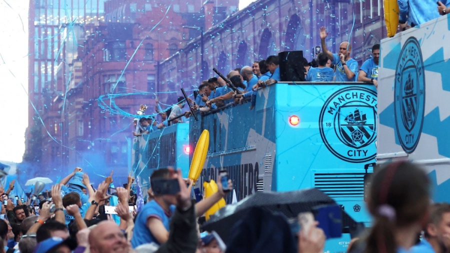 Το τρεμπλ στους δρόμους του Μάντσεστερ: Ιστορικές στιγμές για τη Σίτι, πανζουρλισμός για την κορυφαία ομάδα της Ευρώπης! (vids)