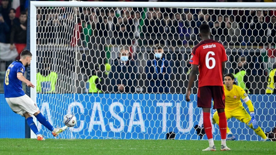 Η Ιταλία νικά, αλλά δύσκολα - Με το momentum της Δανίας!