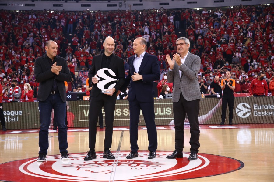 Στο πάνθεον της Euroleague ο Σπανούλης - Δοξάστηκε στο κατάμεστο ΣΕΦ (video)