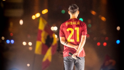 Τρομερή υποδοχή στον Ντιμπάλα - Πλημμύρισε η Ρώμή! (video)