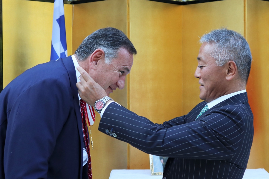 Το Παράσημο του Τάγματος του Ανατέλλοντος Ηλίου της Ιαπωνίας   απονεμήθηκε στον Πρόεδρο της ΕΟΕ Σπύρο Καπράλο