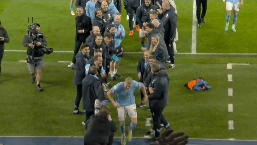 Η απόλυτη αποθέωση: Χειροκρότησαν παίκτες και staff τον Χάαλαντ μετά το απόλυτο ρεκόρ! (pic)