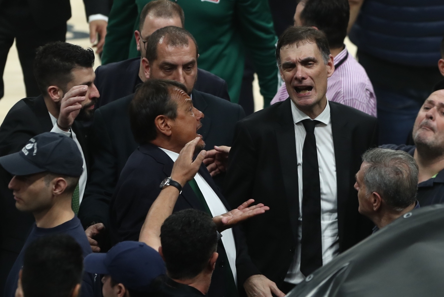 «Άναψαν τα αίματα»: Ένταση μεταξύ Αταμάν και Μπαρτζώκα, στο φινάλε του ντέρμπι «αιωνίων»! (video)