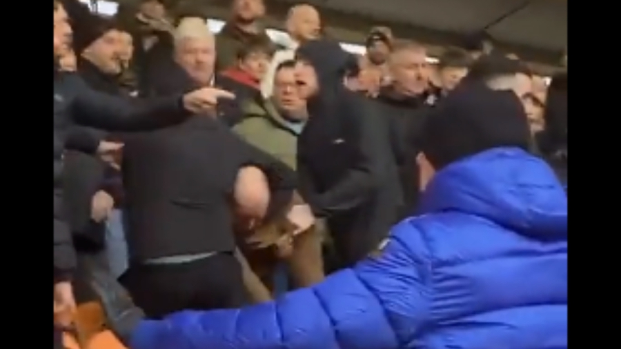 Μπλάκπουλ – Μπέρνλι: Έπαιξαν… ξύλο μεταξύ τους οι οπαδοί των φιλοξενούμενων! (video)