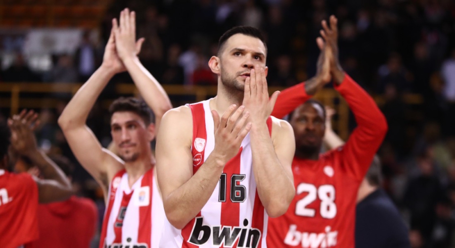 Ολυμπιακός: Παρακάμερα με Βεζένκοφ - Λαρεντζάκη, χαμόγελα στην εξέδρα και Αγγελόπουλους (Video)