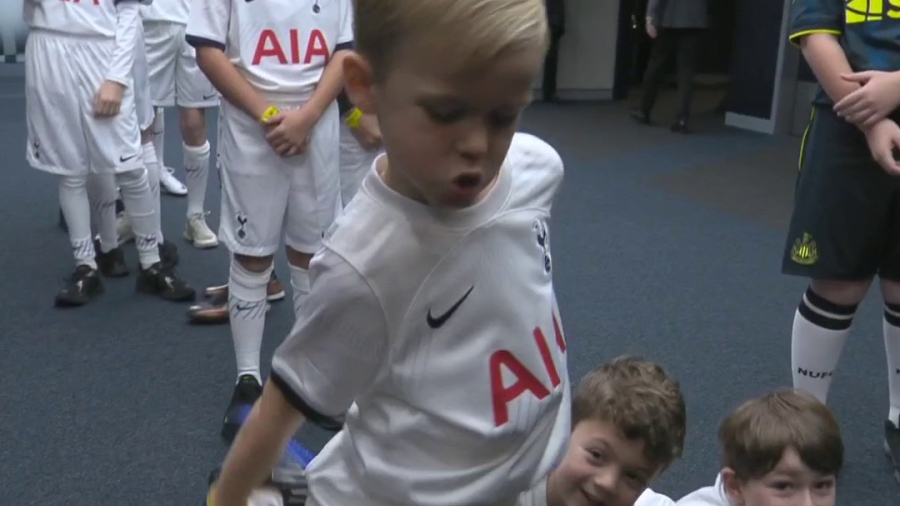 Έπεσαν κάτω και έκαναν… ζέσταμα, μήπως παίξουν στο Τότεναμ – Νιούκαστλ! (video)