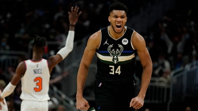 NBA: Η... μαγική ασίστ του Γιάννη στο Top-10 (video)