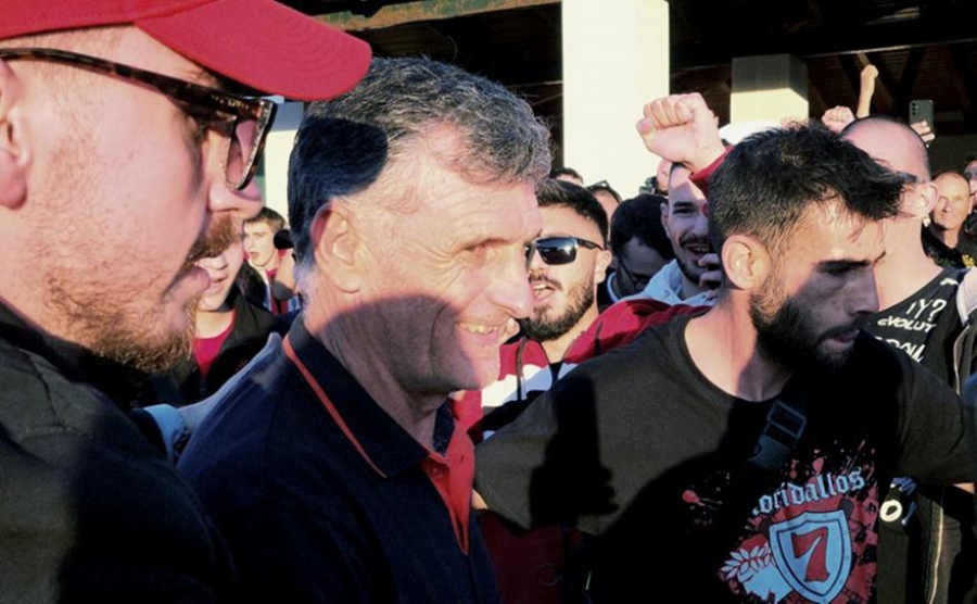 Θερμή υποδοχή για τον Ολυμπιακό στη Σύρο!