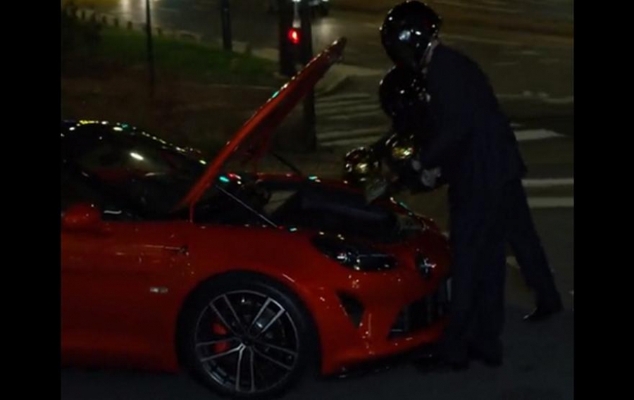 «Χρυσή Μπάλα»: Απίθανο βίντεο με… κρανοφόρους να βάζουν τα βραβεία σε super car!