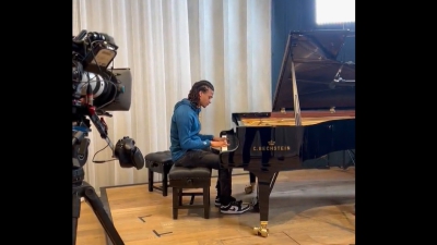 Ο Ακέ είναι σέντερ μπακ στο γήπεδο, αλλά «μάγος» στο πιάνο! (video)