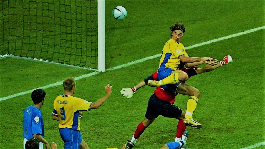 Ιμπραϊμοβιτς: 18 χρόνια από το γκολ - καρατιά απέναντι στην Ιταλία! (video)