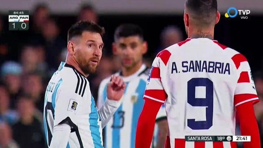 Ο Σανάμπρια έφτυσε τον Μέσι και στο φινάλε τον... έφτυσε κι αυτός! (video)