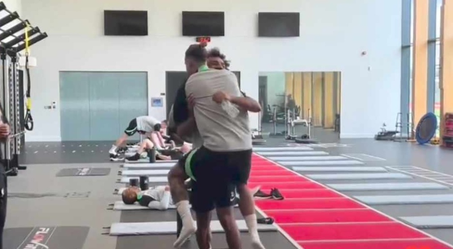 Τσιμίκας και Σαλάχ ξανάσμιξαν με αγκαλιά και… «ε μαλ@@@»! (video)