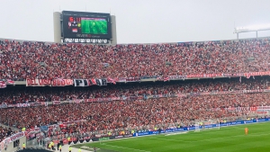 Σκοτώθηκε οπαδός στο Ρίβερ – Ντεφένσα πέφτοντας από το πάνω διάζωμα του γηπέδου!