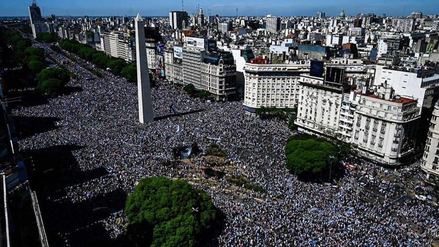 Αργεντινή: «26 τύποι που κλωτσάνε μια μπάλα» έβγαλαν στους δρόμους 4 εκατ. ανθρώπους! (video)