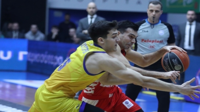 Περιστέρι - Ολυμπιακός: Αφηνιασμένος Ζούγρης - Τάπα στη μια πλευρά του παρκέ και κλέψιμο στην άλλη! (video)