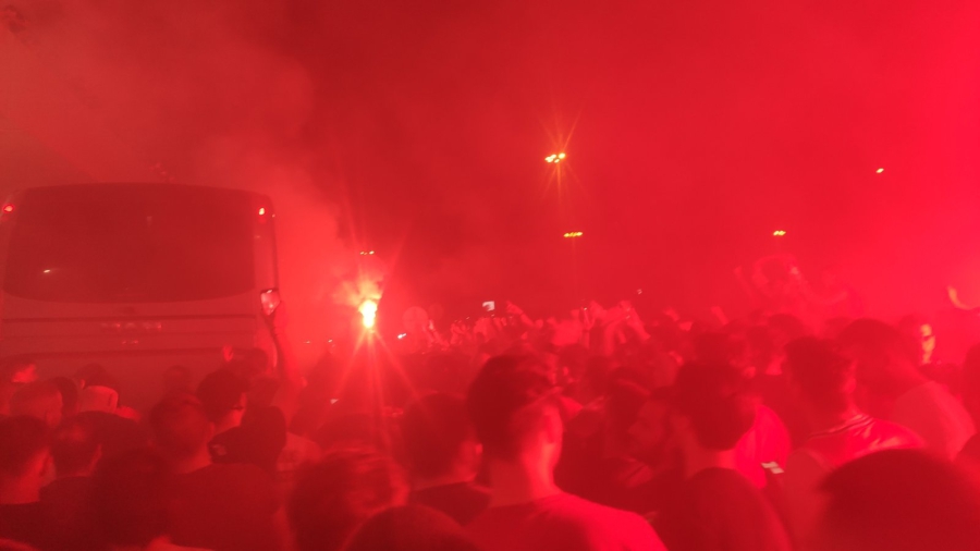 Παροξυσμός κατά την άφιξη του νταμπλούχου Ολυμπιακού - Έγινε η νύχτα... μέρα έξω από το ΣΕΦ! (video)