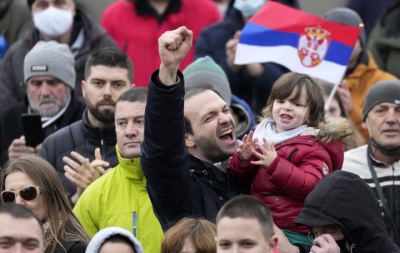Εκατοντάδες Σέρβοι στη διαδήλωση υπέρ του Νόβακ Τζόκοβιτς στο Βελιγράδι! (video)