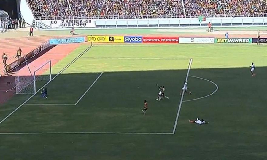 Απίθανο αυτογκόλ του Οριέ, που… κρέμασε τον τερματοφύλακά του! (video)