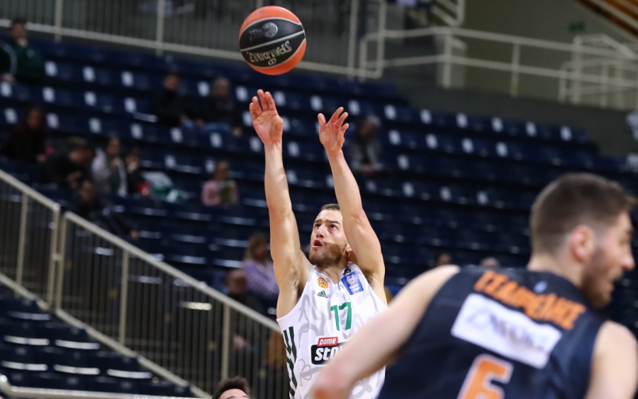 Νέος «πονοκέφαλος» στον Παναθηναϊκό: Εξετάσεις για τον Ματ Τόμας μετά από αγκωνιά στο κεφάλι!