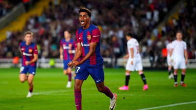 Όλος ο κόσμος στα… πόδια του Γιαμάλ: Γκολ με την Μπαρτσελόνα και «γράφει» ιστορία στη La Liga (video)