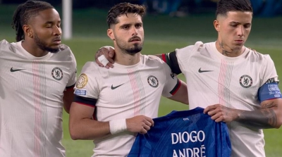 Ο Πέδρο Νέτο αποχαιρέτησε στο χορτάρι τους φίλους του και η Τσέλσι τίμησε τη μνήμη τους κόντρα στην Παλμέιρας (video)