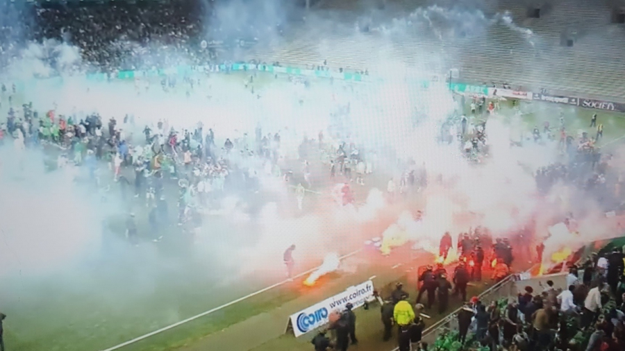 Αδιανόητα επεισόδια μετά τον υποβιβασμό της Σεντ Ετιέν - Κυνηγητό από οπαδούς και «βροχή» φωτοβολίδων! (video)