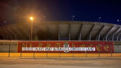 Οπαδοί της Λέτσε ύψωσαν πανό για τον Άλκη: «Είμαστε ενάντια στα μαχαίρια»