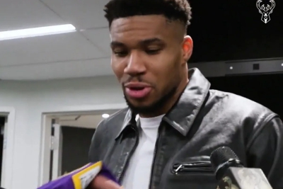 «Πρότυπο για κάθε αθλητή - Τη ζήτησα γιατί ποτέ δεν ξέρεις!»: Ο Γιάννης πρώτα κέρδισε και μετά αποθέωσε τον Λεμπρόν! (video)