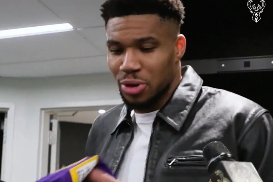 «Πρότυπο για κάθε αθλητή - Τη ζήτησα γιατί ποτέ δεν ξέρεις!»: Ο Γιάννης πρώτα κέρδισε και μετά αποθέωσε τον Λεμπρόν! (video)