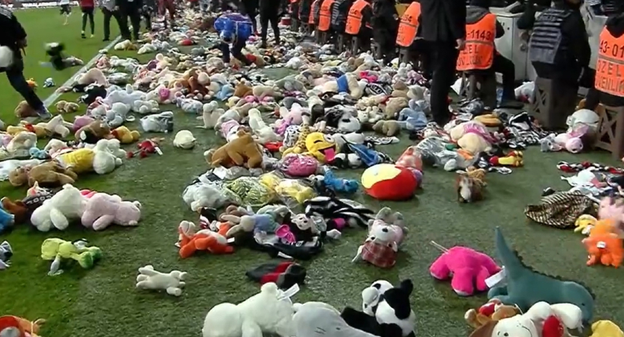 «Βροχή» από λούτρινα στο Μπεσίκτας – Αντάλιασπορ για τα σεισμόπληκτα παιδιά! (video)