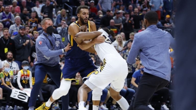 NBA: Πρόστιμα σε τέσσερις παίκτες λόγω των συμπλοκών στο Τζαζ – Πέισερς