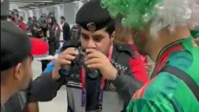 Μουντιάλ: Μεξικανός οπαδός προσπάθησε να βάλει αλκοόλ σε γήπεδο, κρυμμένο σε… κιάλια! (video)