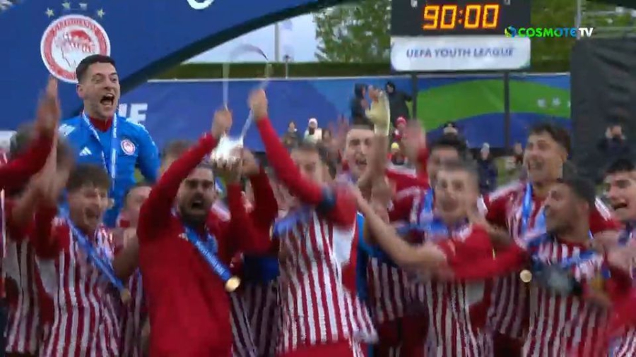 Ο θρίαμβος του Ολυμπιακού: Η απονομή του τροπαίου στα «ερυθρόλευκα» λιοντάρια! (video)