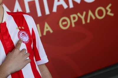 «Χρόνια πολλά, 100 χρόνια και δεν είναι αρκετά!»: Φοβερή ατμόσφαιρα στον Πειραιά, για χάρη του Ολυμπιακού! (pics)