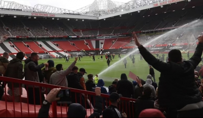 Συλλήψεις οπαδών της Μάντσεστερ Γιουνάιτεντ για τα επεισόδια και την αναβολή του ντέρμπι του Μαΐου (video)