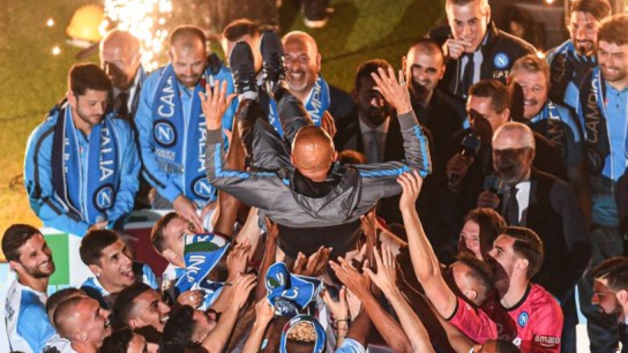 Το πάρτι της Νάπολι: Σαμπάνιες, τραγούδι και «γύρος του θριάμβου»! (video)