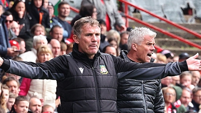 Απίστευτες σκηνές στην Αγγλία: Καυγάς προπονητή – τερματοφύλακα για τη «γκέλα» της Ρέξαμ! (video)