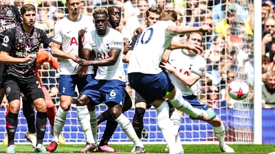 Ασύλληπτο γκολ από τον Κέιν: Ο πρώτος που σκοράρει σε 25 ματς της Premier League! (video)