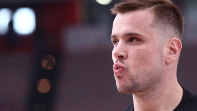 Υπό έντονες αποδοκιμασίες η είσοδος του Δημήτρη Αγραβάνη στο παρκέ του ΣΕΦ! (video)