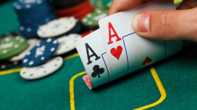 Σαρωτικό χτύπημα κατά του παράνομου τζόγου από την ΕΛ.ΑΣ. – 23 συλλήψεις σε παράνομο μίνι καζίνο στην Καλλιθέα