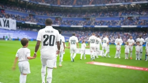 Ρεάλ Μαδρίτης: Πανό συμπαράστασης στο «Μπερναμπέου» και standing ovation για τον Βινίσιους! (video)