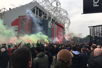 Οπαδοί της Μάντσεστερ Γιουνάιτεντ σταμάτησαν το πούλμαν της Λίβερπουλ και έσκασαν τα λάστιχα, γίνεται κανονικά ο αγώνας