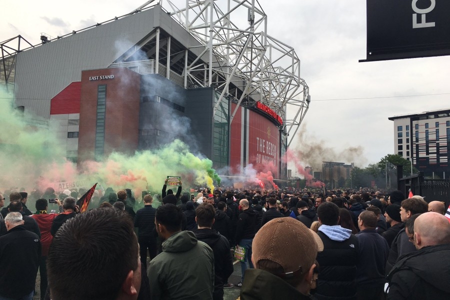 Οπαδοί της Μάντσεστερ Γιουνάιτεντ σταμάτησαν το πούλμαν της Λίβερπουλ και έσκασαν τα λάστιχα, γίνεται κανονικά ο αγώνας