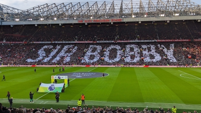 Το ποδόσφαιρο τιμά τον Σερ Μπόμπι Τσάρλτον και το «Ολντ Τράφορντ» δεν θα τον ξεχάσει ποτέ!